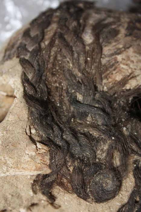 História predlžovania vlasov začína v starovekom Egypte - na obr. vlasy z vykopávok v egyptskom meste Amara