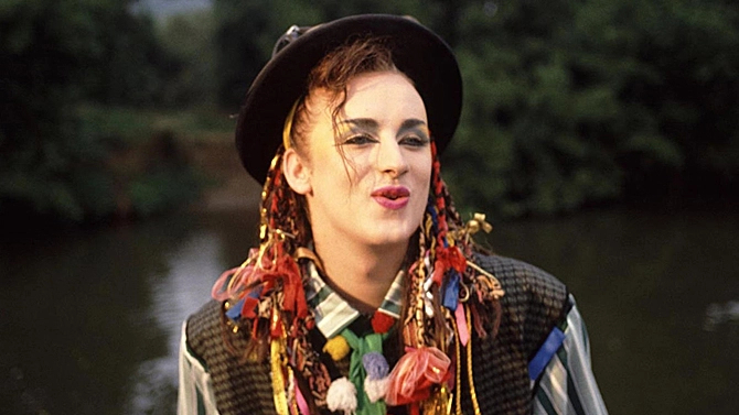 Predlžovanie vlasov spropagoval Boy George vo svojom videu Karma Chameleon