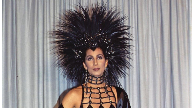 Predlžovanie vlasov a extra účes využila aj Cher v roku 1986