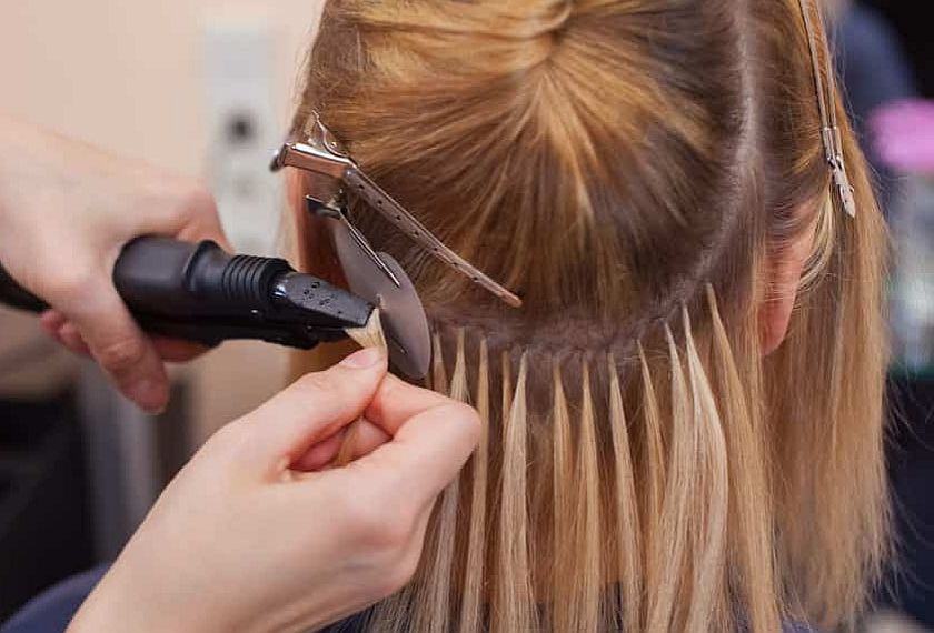 keratínová metóda predlžovania vlasov aplikovaná na hlavu klientky